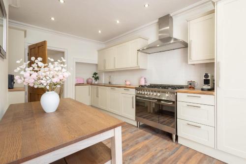 Kuchyň nebo kuchyňský kout v ubytování Host & Stay - Yule House