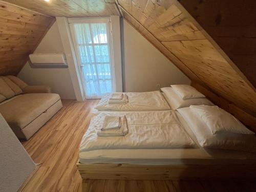 Posteľ alebo postele v izbe v ubytovaní Marcali Hát Apartman