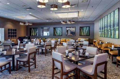 a dining room with tables and chairs at Hilton St. Louis at the Ballpark in Saint Louis