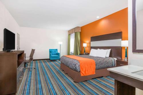 Кровать или кровати в номере Days Inn & Suites by Wyndham Katy