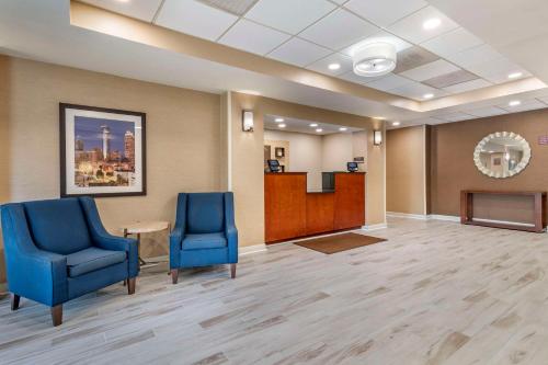a waiting room with two blue chairs and a table at Comfort Inn Kennesaw in Kennesaw