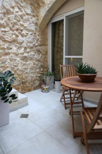 Patio nebo venkovní prostory v ubytování Authentic 1BR House of character in Gozo by 360 Estates