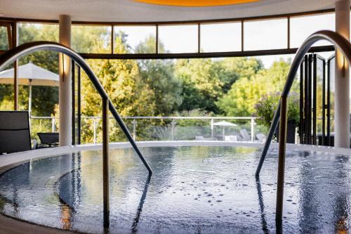 a hot tub in the middle of a room at Heilthermen Resort Bad Waltersdorf in Bad Waltersdorf