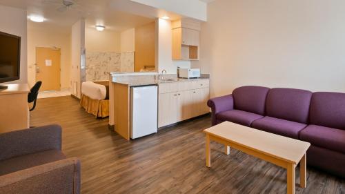 a living room with a couch and a table at Lighthouse Suites Inn in Ocean Shores