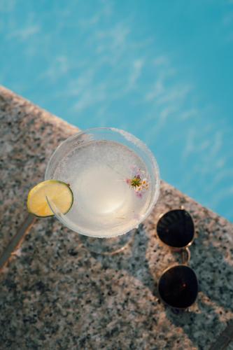 a cup on a rock next to a body of water at Hotel Sa Pedra in Murta Maria