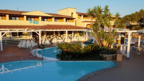 a hotel with a swimming pool and a resort at Hotel Sa Pedra in Murta Maria