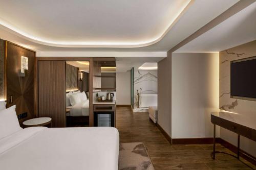 Letto o letti in una camera di Boreas Hotel, Trademark Collection by Wyndham