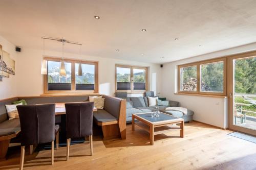 una sala de estar con un sofá y una mesa en Landhaus Kirchberg, en Kirchberg in Tirol