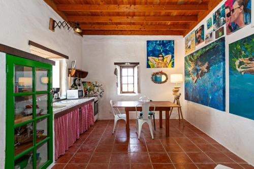 Foto Bohemian Art House - 2BR in Yaiza & Garden 4