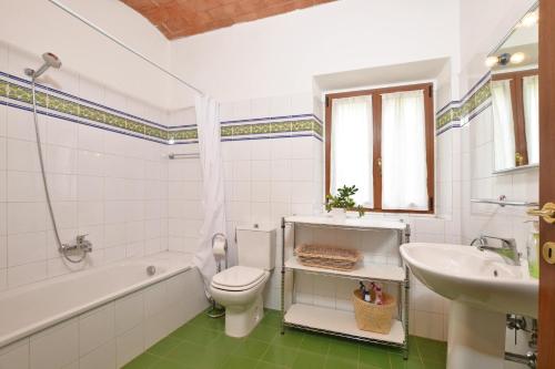 łazienka z toaletą, wanną i umywalką w obiekcie Certosa Homes w mieście Impruneta