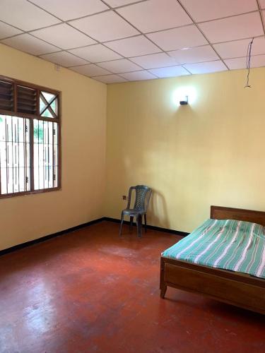 Giường trong phòng chung tại Negombo, holiday house
