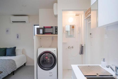 a bathroom with a washing machine in a room at new!門前仲町 越中島から徒歩5分! 銀座 浅草 スカイツリー 築地 豊洲 舞浜へアクセス良好 in Tokyo