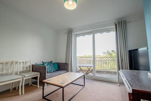 a living room with a couch and a tv at Host & Stay - Lechlade in Birmingham