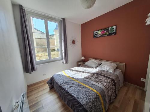 une chambre avec un lit et une fenêtre dans l'établissement Bel appartement 50m2 en plein centre de Saumur, à Saumur