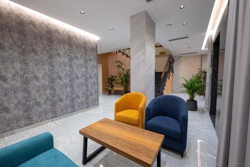 a lobby with two chairs and a table at Hotel Dior in Krujë