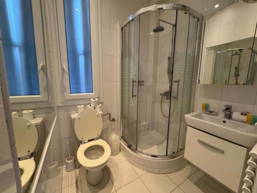 une salle de bain avec une douche, des toilettes et un lavabo dans l'établissement C090 Appartement confortable proche du Suquet et du Palais des festivals, à Cannes