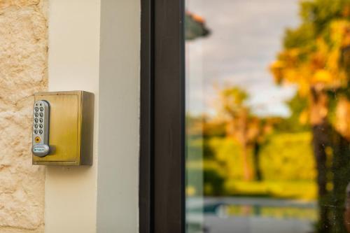 a close up of a door handle on a window at Villa au Petit Bonheur avec clim - Hameau au calme - piscine chauffée - pétanque in Moncrabeau