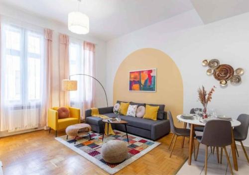 Central Gozsdu Apartment By Cavaland