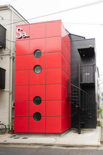 a red building with a staircase on the side of it at new!門前仲町 越中島から徒歩5分! 銀座 浅草 スカイツリー 築地 豊洲 舞浜へアクセス良好 in Tokyo