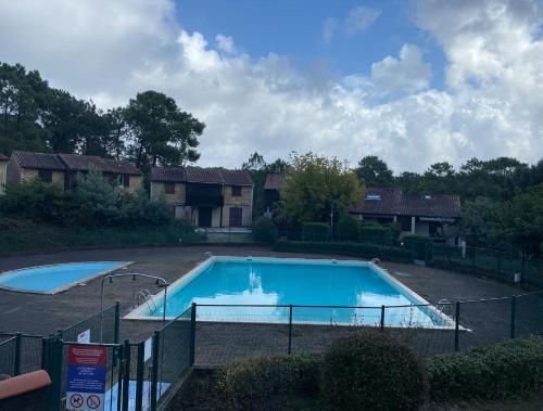 une grande piscine bleue devant une maison dans l'établissement A louer à Lacanau océan, à Lacanau-Océan