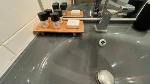 un comptoir de salle de bain avec un lavabo et un miroir dans l'établissement Studio Suquet Near Palais Et Plages, à Cannes
