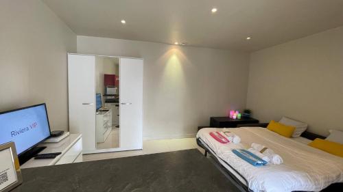 une chambre avec un lit et une télévision à écran plat dans l'établissement Studio Suquet Near Palais Et Plages, à Cannes