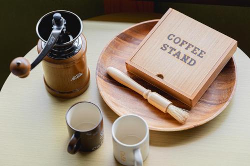 Tetera y cafetera en 温泉宿のんびり イーハトーヴ中伊豆 天然温泉&展望露天風呂 非日常空間を愉しむ 1棟貸切宿