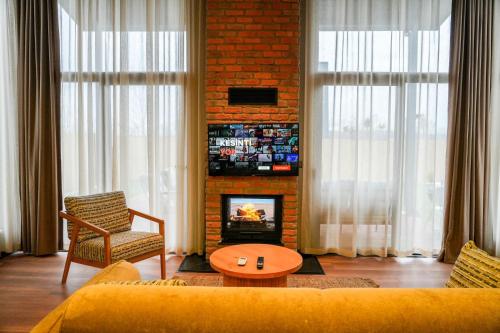 Televisyen dan/atau pusat hiburan di Vital Göl Sapanca Özel Havuzlu Bungalov & Villa