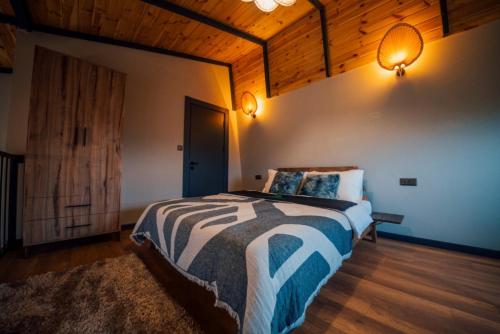 Katil atau katil-katil dalam bilik di Vital Göl Sapanca Özel Havuzlu Bungalov & Villa