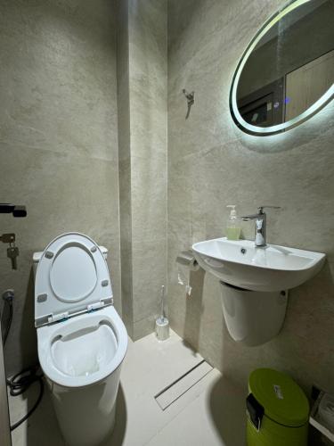 a bathroom with a toilet and a sink at Appartement moderne et lumineux in Derklé
