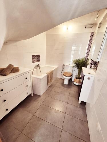 une salle de bain avec une baignoire, des toilettes et un lavabo dans l'établissement Domaine Montserrat, au Luc