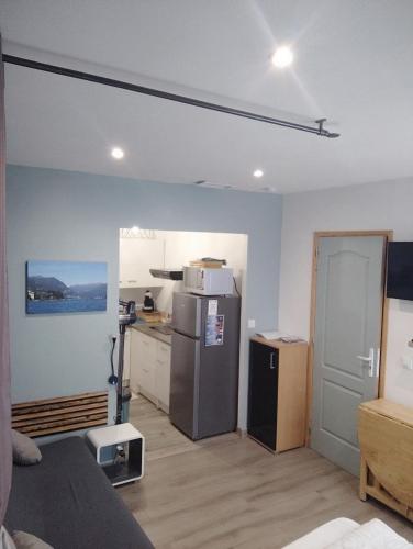 Cette chambre comprend une cuisine équipée d'un réfrigérateur. dans l'établissement Tra mare e lago, à Montescot