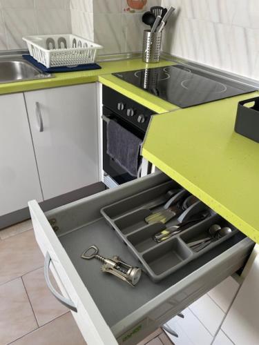 a kitchen with a sink and an open drawer at Habitación Matrimonio Tranquila en Vivienda Compartida in Valencia