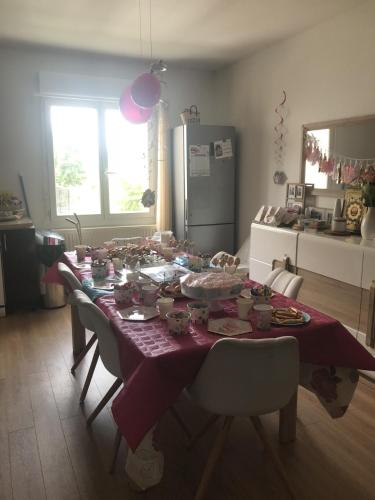 une table à manger avec un chiffon de table violet dans l'établissement Maison familiale entre Paris et Dysneland, à Montreuil
