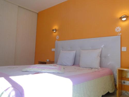 Postel nebo postele na pokoji v ubytování Gîte 295 Montagnes du Jura avec Spa et Sauna classé 3 étoiles