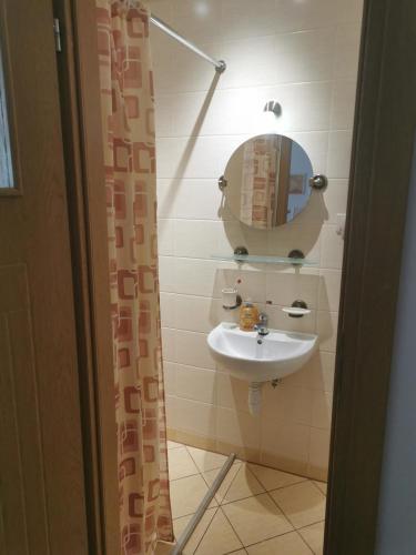 a bathroom with a sink and a mirror at Pokoje gościnne Kamil 2 in Karpacz