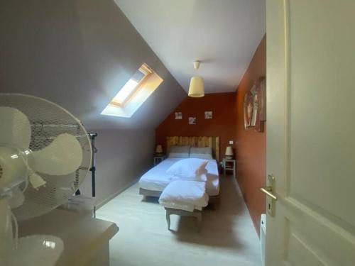 une chambre avec un lit et une fenêtre dans l'établissement Les embruns - Mer - dog friendly, à Ault