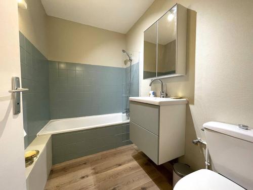 une salle de bain avec une baignoire, un lavabo et des toilettes dans l'établissement Appartement 3* plage de Trestraou, WiFi, parking, animaux ok - FR-1-368-435, à Perros-Guirec