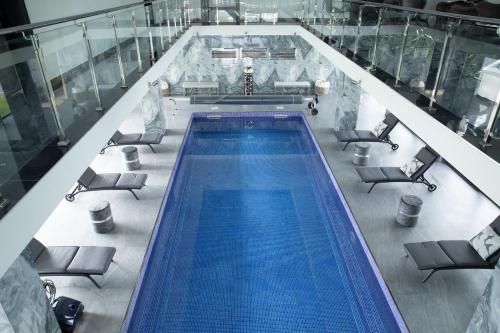 an overhead view of a swimming pool in a building at Domaine de Bracheux Beauvais Chambre avec petit déjeuner inclus in Beauvais