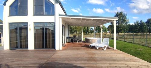 Ferienhaus Laura 70qm bis 5 Gäste mit Fass-Sauna, Whirlpool April bis Oktober, 75qm Terrasse und eingezäunten Garten Haustiere willkommen