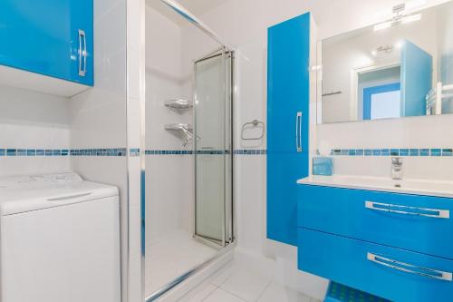 une salle de bain avec une douche, des toilettes et un lavabo dans l'établissement Vue sur la Plage des Demoiselles - Appt vue mer, à Saint-Hilaire-de-Riez