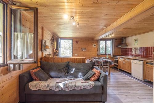 un salon avec un canapé et une cuisine dans l'établissement La Charbonnière, à Cordon