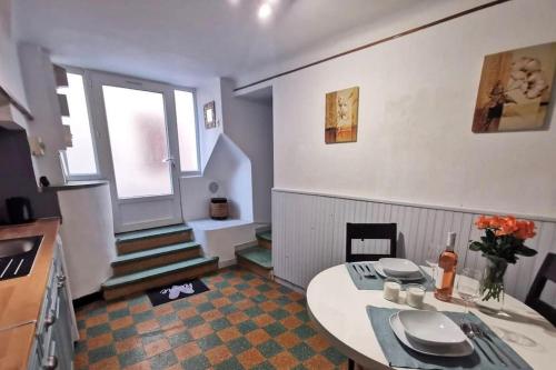 - un salon avec une table et quelques marches dans l'établissement Mon petit chez moi, à Agde