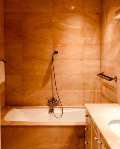 Photo de la galerie de l'établissement Luxury, Luminous apartment sea & mountain views, à Fréjus