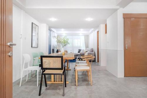 a dining room with a table and chairs at Haus Ekkamai 2 in Khlong Toei