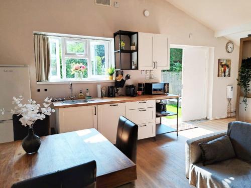 a kitchen and dining room with a table and a kitchen and a dining room at Charming Cottage Next to John Radcliffe Hospital with Free Parking in Oxford