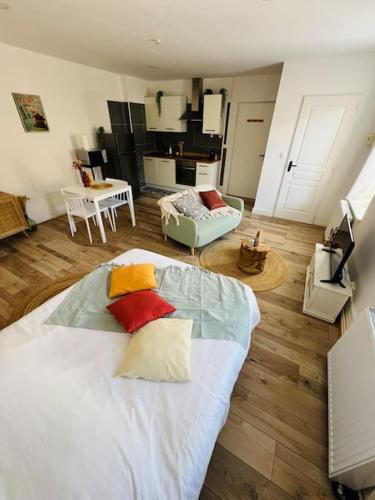 une chambre avec un grand lit et un salon dans l'établissement Studio Girafe, style bohème et atypique, Curistes, à Luxeuil-les-Bains