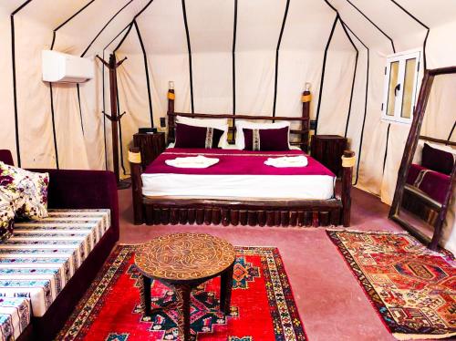 Postel nebo postele na pokoji v ubytování Royal Morocco Camp