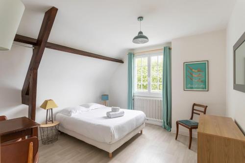 une chambre avec un lit, un bureau et une fenêtre dans l'établissement Villa Capall Mara - À Saint-Malo 450m de la plage, à Saint-Malo