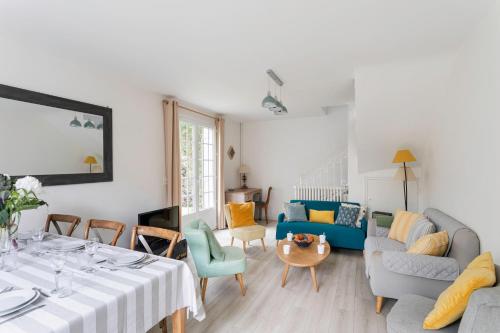 un salon avec un canapé et une table dans l'établissement Villa Capall Mara - À Saint-Malo 450m de la plage, à Saint-Malo